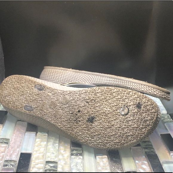 😘 Women’s Silver flip flops w/ bows size 8 1/2 | some wear refer to pics - Picture 10 of 11